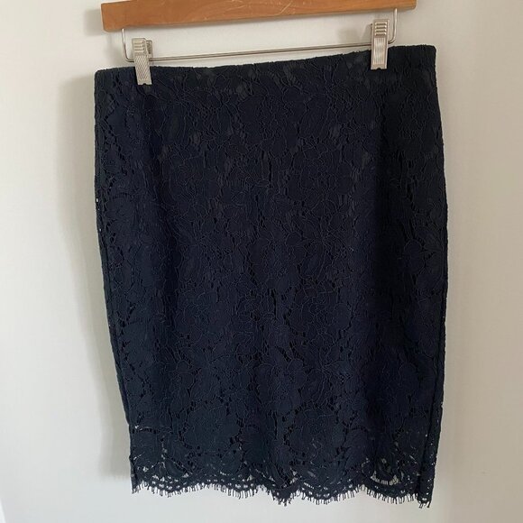 BANANA REPUBLIC BLACK LACE MINI PENCIL SKIRT WITH BACK ZIPPER AND SLIT - Picture 4 of 7